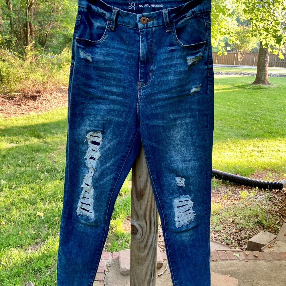 No Boundaries Skinny Jeans. Size 11. Ripped Denim.